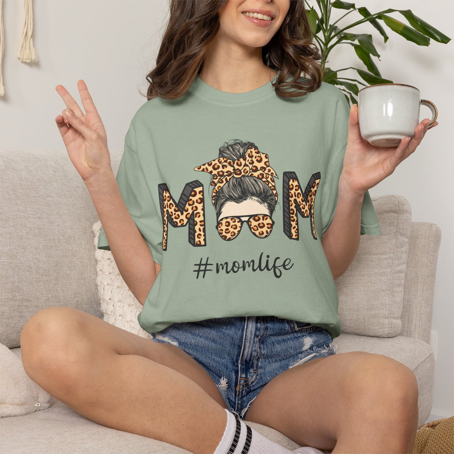 #Momlife Graphic Tee--